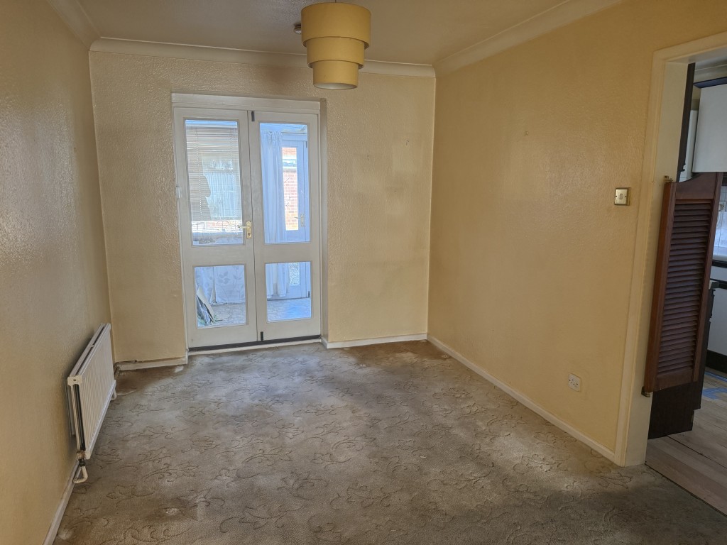 Lot: 146 - THREE-BEDROOM END-TERRACE HOUSE WITH GARAGE - Ground floor dining room leading to conservatory